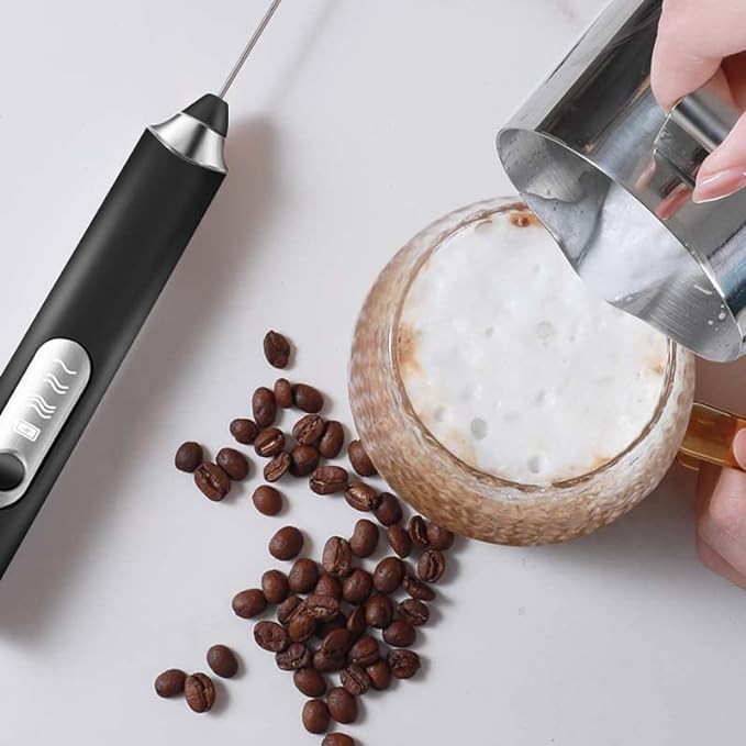 A Espumador de leche, Batidor de mano 3 en 1, Batidor el&eacute;ctrico de mano con 3 velocidades ajustables y 3 batidores de acero inoxidable para caf&eacute;s con leche, capuchinos, huevos, chocolate caliente,matcha. image number null