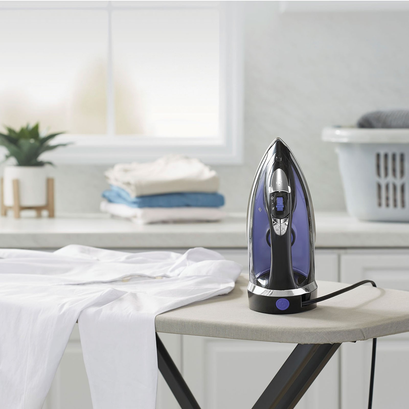 Plancha de Vapor Hamilton Beach con Cable Retractil Negra 14214 image number null