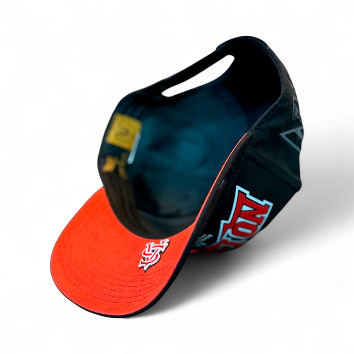 VAGO NO LIMITS UFC Gorra Visera Curva Gamuza Negra con Rojo image number null