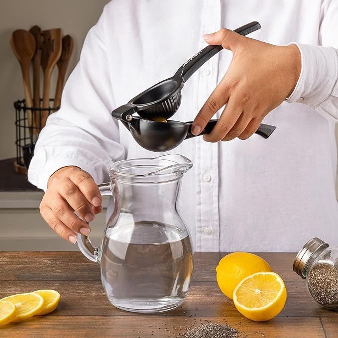 A Vasconia Esencial Exprimidor de Limones de Aluminio. image number null