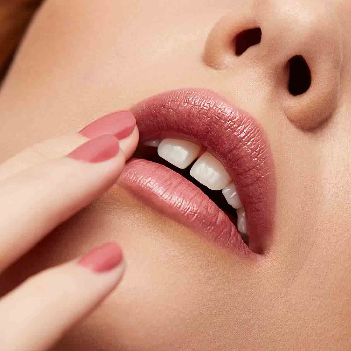 Labial Super Lustrous Glass Shine Rum Raisin Revlon image number null