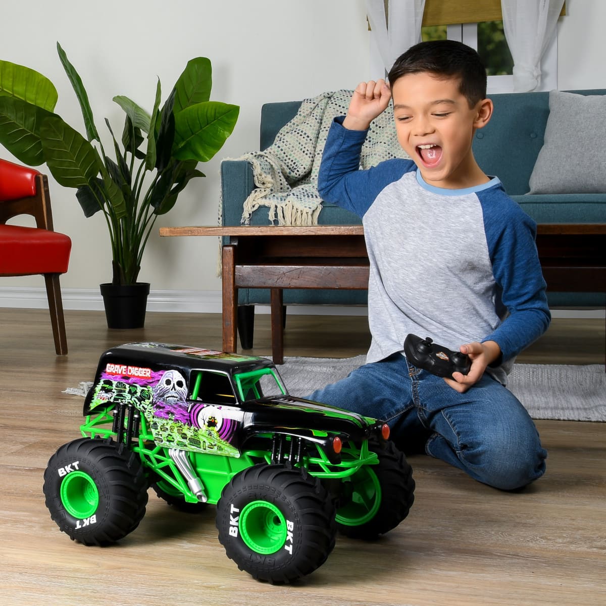 Veh&iacute;culo de Control Remoto Grave Digger a Escala RC 1:15 MONSTER JAM RC image number null