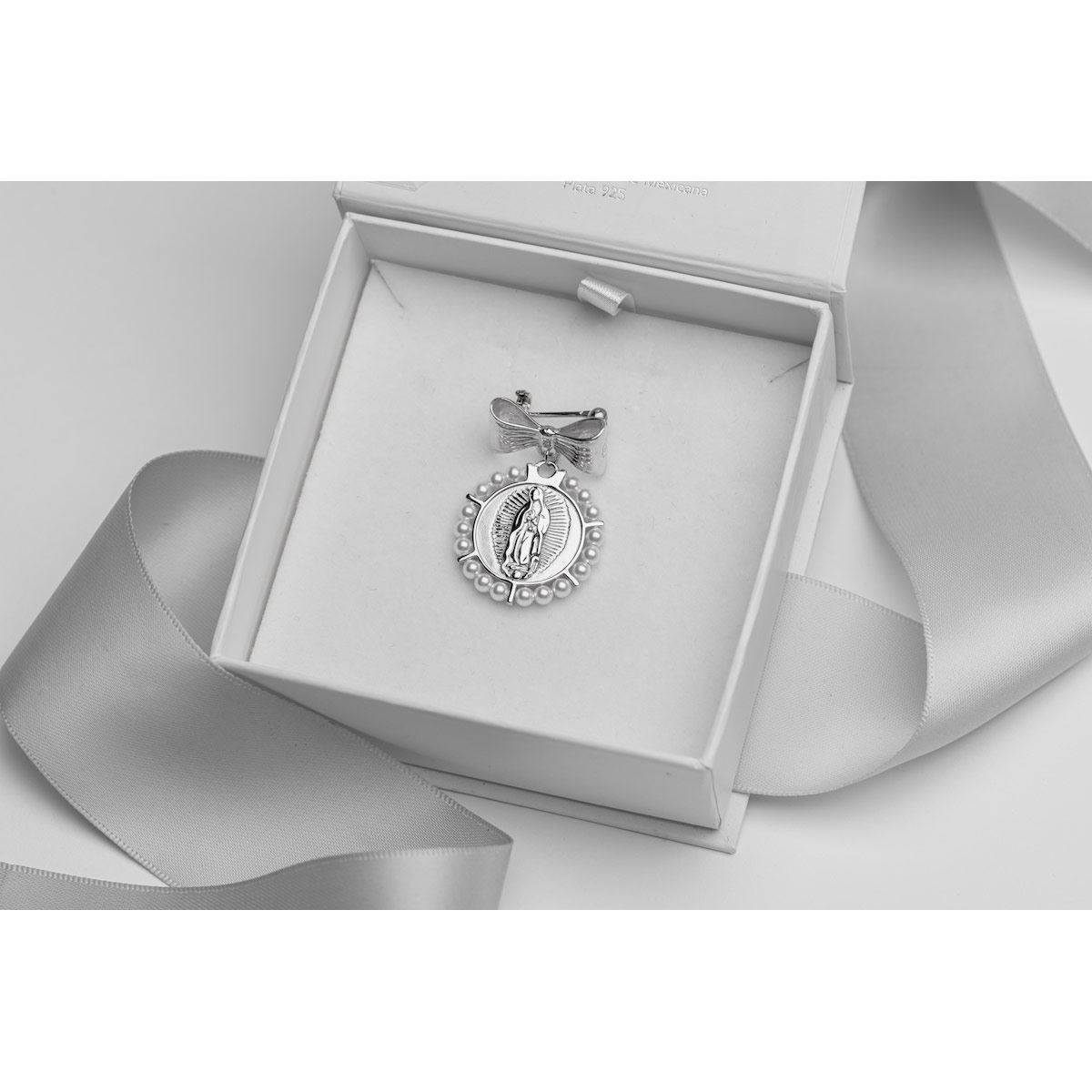Segurito Virgen de Guadalupe marco de perlas plata en mo&ntilde;o image number null